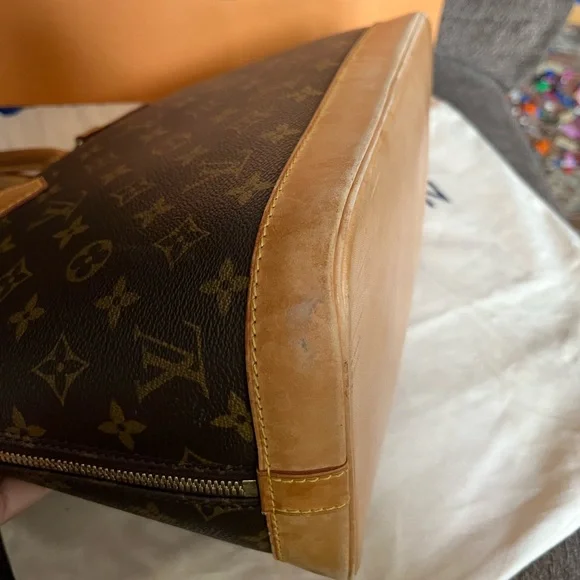 Louis Vuitton Alma in Monogram - Picture 11 of 13